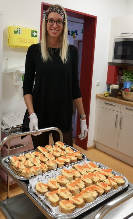Flexi - Auftaktfest - Zubereitung Häppchen KiKri Regenbogen Leitung Julia Hainzinger; Foto Elisabeth Kreitmeyer.