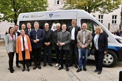 Flexi Auftaktfest vor Bus alle Flexi Auftaktfest vor Bus alle