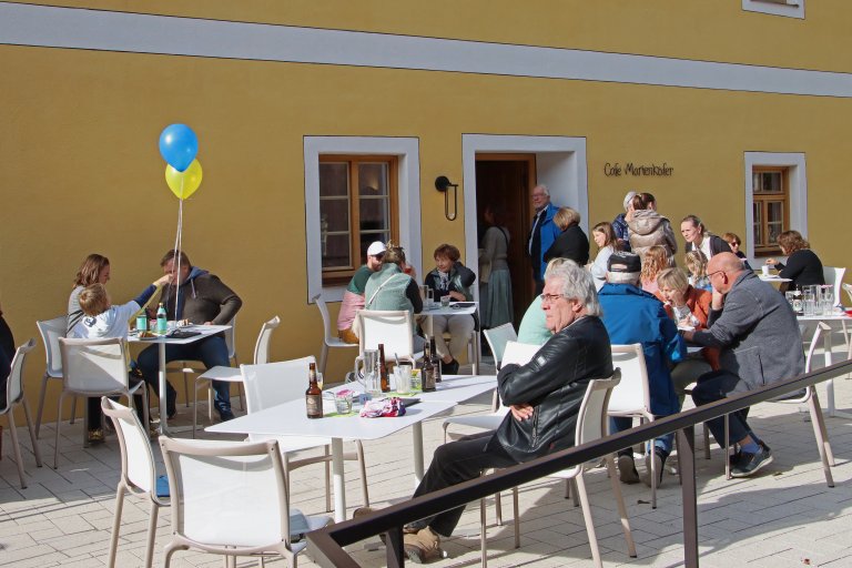 NOS-Einweihung 29.09.2024 - gemütliche Stimmung vor dem Café Mariekäfer NOS-Einweihung 29.09.2024 - gemütliche Stimmung vor dem Café Mariekäfer