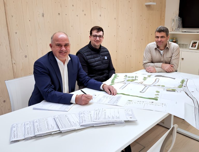 Südhang Unterzeichnung Erschließungspläne von Pamela Hagl am 14.02.2025.jpg